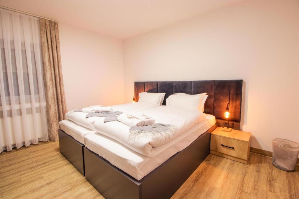 Hotel Dona Bergisch Gladbach Eksteriør billede